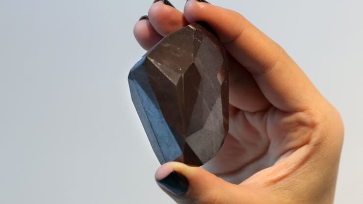 Viên kim cương đen hàng tỷ năm tuổi được mua bằng tiền điện tử với giá 4,3 triệu đô la
