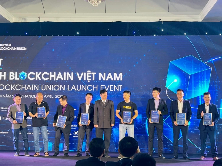 Thầy Bùi Ngọc Anh – Chủ nhiệm bộ môn CF ĐHFPT Hà Nội đã thay mặt nhà trường nhận giấy chứng nhận là đối tác của Liên Minh Blockchain Việt Nam