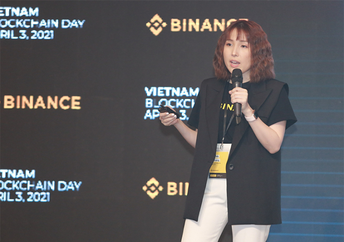 Lynn Hoàng trong một sự kiện về blockchain