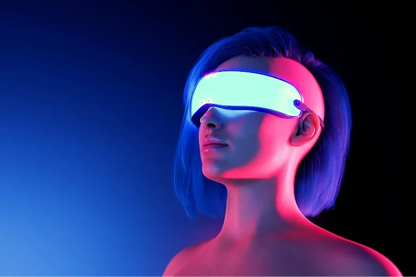Một người phụ nữ đeo kính thực tế ảo VR